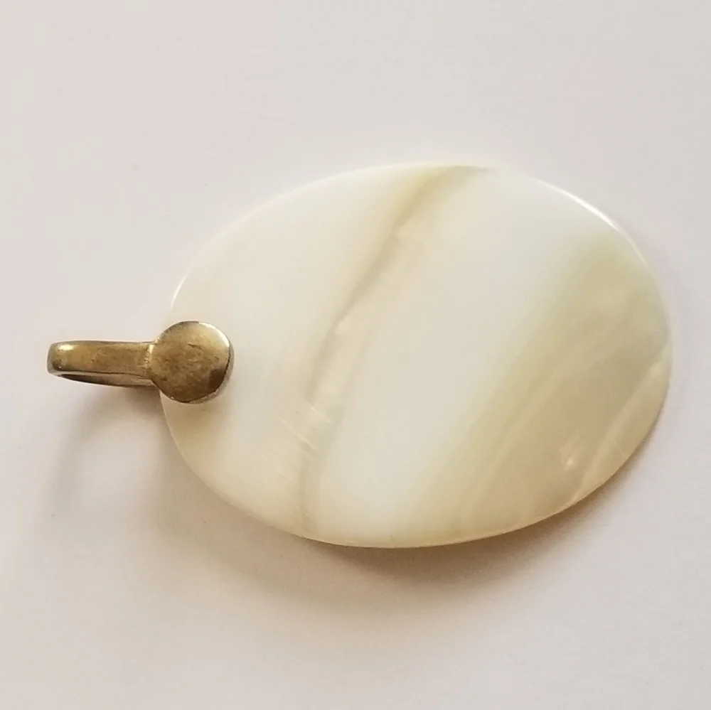 Vintage seashell pendant mother of pearl off white gold tone beach sea shell